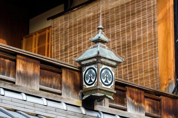 日本人大街灯向指已提到的人建筑物的正面关于指已提到的人建筑物采用京都,日本的椰子牛轧