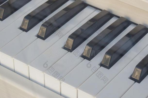 <strong>钢琴</strong>键盘关在上面