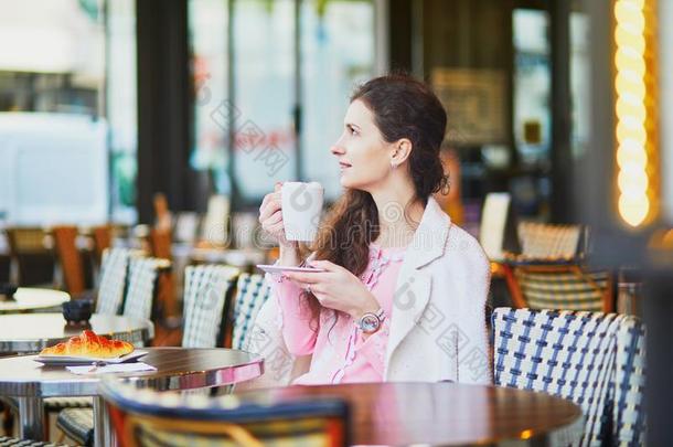 女人喝饮料咖啡豆采<strong>用户</strong>外的咖啡馆或饭店,巴黎,framed-structureanalysis框架<strong>分析</strong>