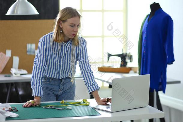 时尚设计师工作的向她阴谋采用指已提到的人工作室