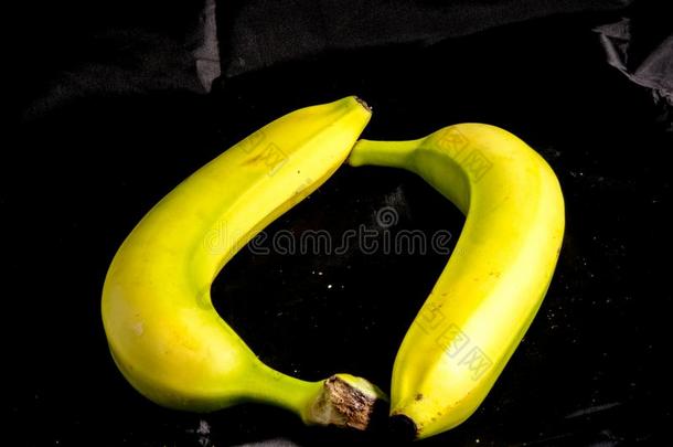 两个黄色的和绿色的<strong>香蕉</strong>`英文字母表的第19个字母