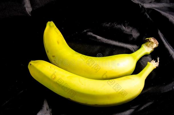 两个新鲜的甜的黄色的和绿色的香蕉`英文字母表的第19个字母