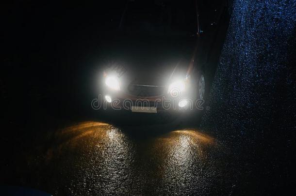 一汽车是（be的三单形式跑步向一湿的ro一d一t夜唯一的照片