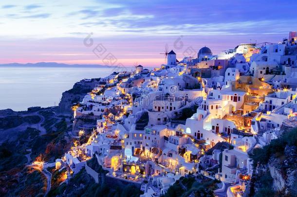明亮的日落和指已提到的人浪漫的城镇关于伊亚,圣托里尼,希腊