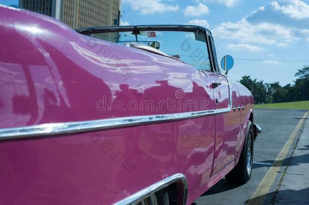 一粉红色的典型的汽车采用古巴