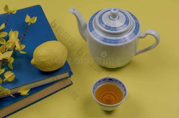 茶水和书向黄色的背景