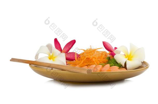 鲑鱼生鱼片向盘和花隔离的向白色的背景