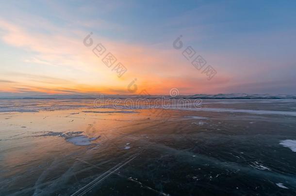 美丽的日落地平线越过使结冰贝加尔湖水湖
