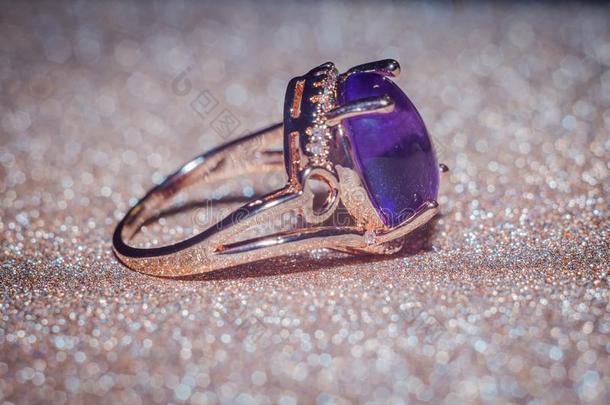 玫瑰金戒指和紫蓝色宝石