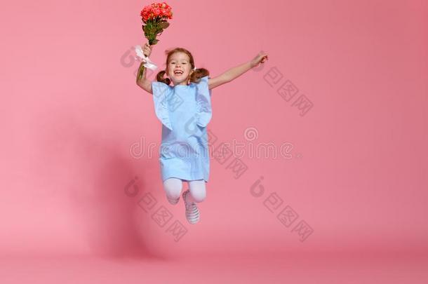 有趣的小孩女孩跑和跳和花束关于花向颜色