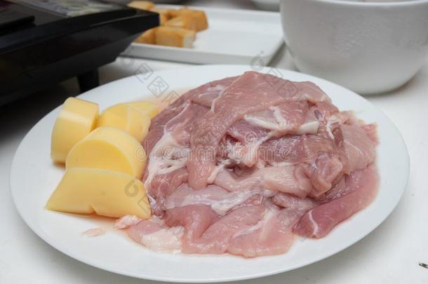 猪肉滑落为涮锅焖罐菜肴