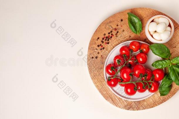 番茄,罗勒属植物,意大利干酪奶酪.<strong>红白</strong>小碟沙拉组成部分