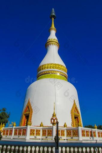 白色的佛塔采用佛教的泰国或高棉的佛教寺或僧院庙采用泰国图片