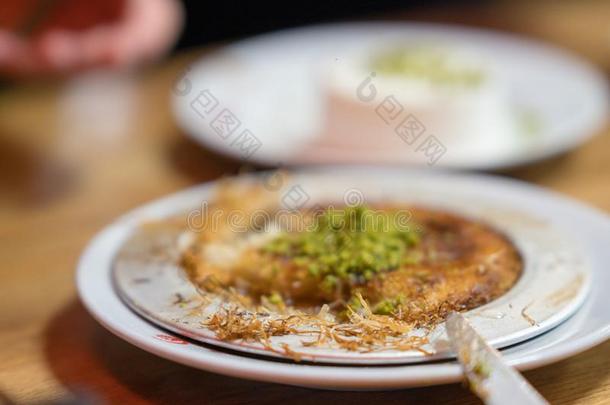 传统的巴勒斯坦的餐后甜食库纳菲