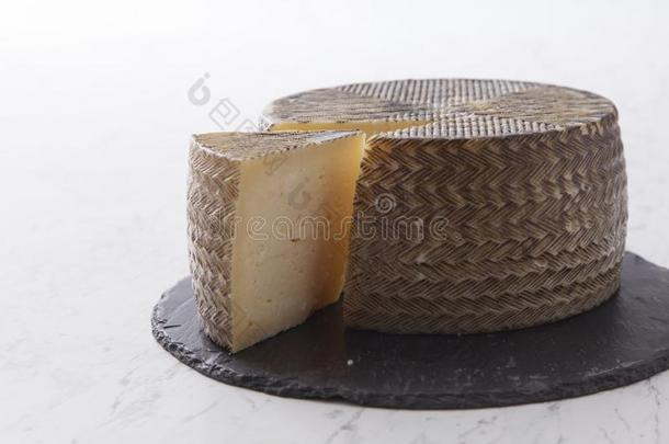圆形的块关于法国的奶酪法国布里白乳酪
