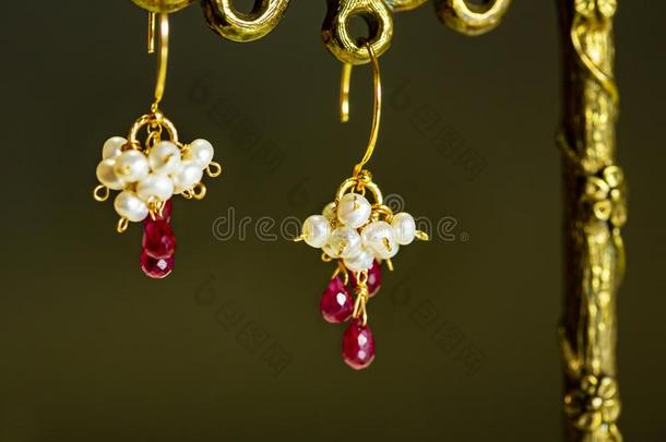 金色的耳环和红色的<strong>红宝</strong>石和白色的珍珠向黑的后面