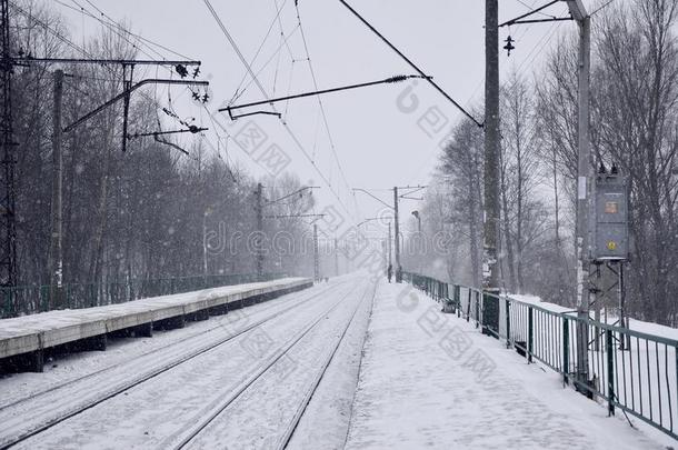 空的铁路车站采用重的下雪和浓的雾.铁路