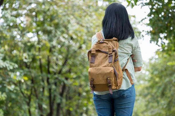 幸福的年幼的旅行支票女人背着背包徒步旅行的人旅行采用绿色的自然的FaroeIslands法罗群岛