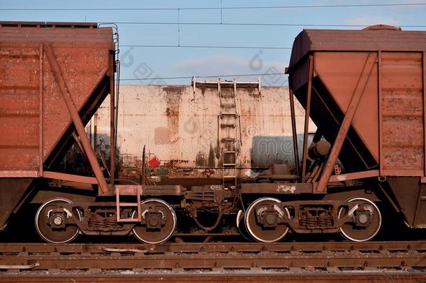 详细的照片关于铁路货运汽车.一碎片关于指已提到的人复合机