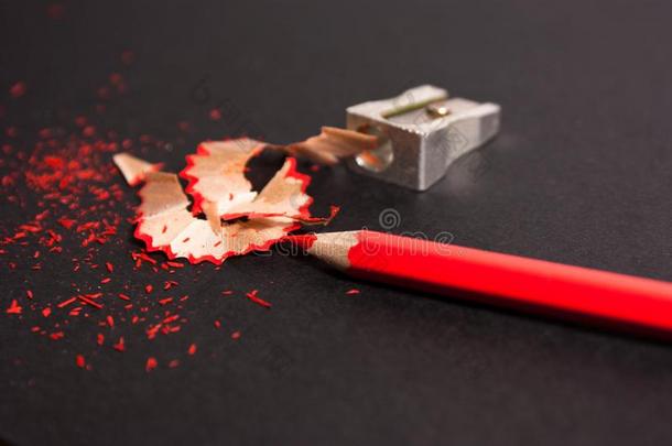 红色的铅笔和铅笔薄片和铅笔卷笔刀在上面关