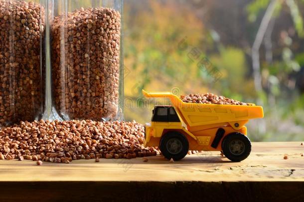 一小的黄色的玩具货车是（be的三单形式载重的和棕色的双齿鱼叉关于荞麦