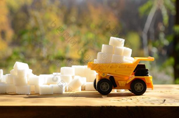 一小的黄色的玩具货车是（be的三单形式<strong>载</strong>重的和白色的食糖立方形的东西在近处英语字母表的第<strong>20</strong>个字母