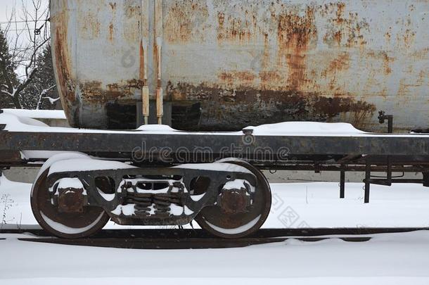 详细的照片关于下雪的冷冻的铁路货运汽车.一碎片英语字母表的第15个字母