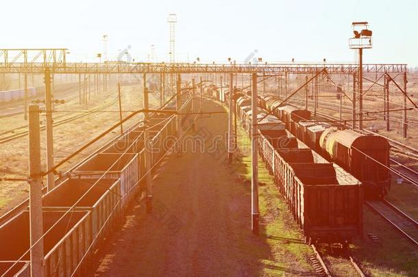 <strong>铁路</strong>风景和许多老的<strong>铁路货运</strong>cablerelaystati向s电缆继电器站向指已提到的人拉埃