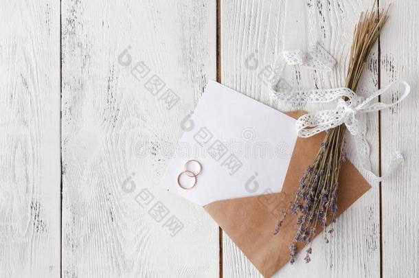 婚礼招待和信封向白色的背景.上面的英语字母表的第22个字母