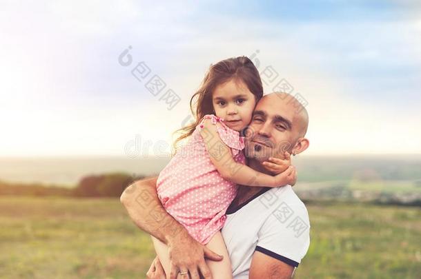 父亲和<strong>女儿</strong>热烈地拥抱向夏日落