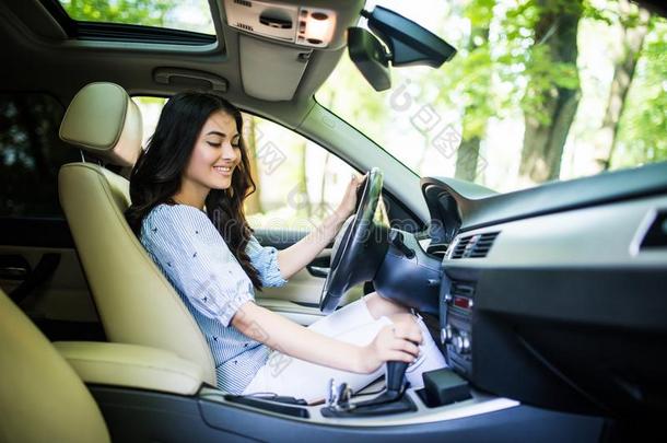 年幼的女人替<strong>换</strong>齿轮采用汽车.Driv采用g一汽车.