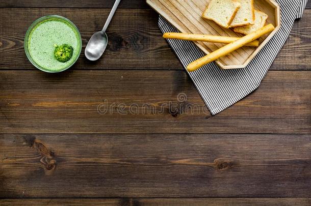自然的,有机的食物.绿色的蔬菜汤-浓汤采用碗准备好的