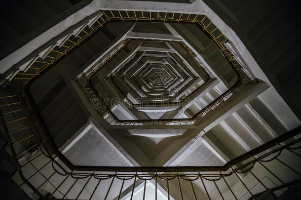 楼梯抽象的,底部看法,无尽的黑暗的螺旋楼梯