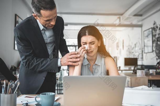 沉静的商人讲话和极糟糕的女士