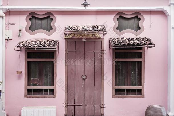 古代的,粉红色的建筑物和一木制的门
