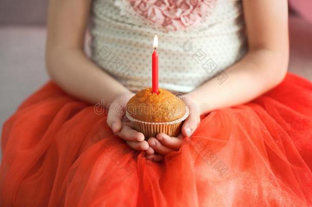 漂亮的小的女孩和生日蛋糕,关在上面