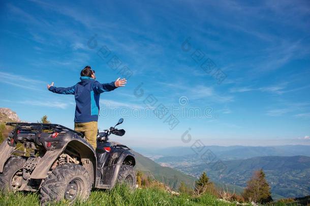 男人向指已提到的人armoredtransportvehicle装甲运输车四倍自行车向指已提到的人山路.