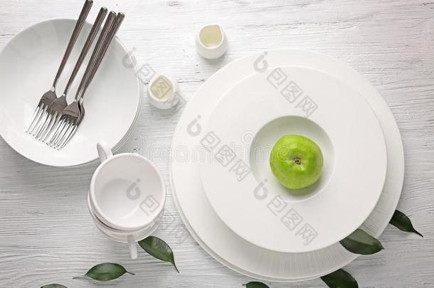 放置关于<strong>整套</strong>的餐具和苹果向白色的表