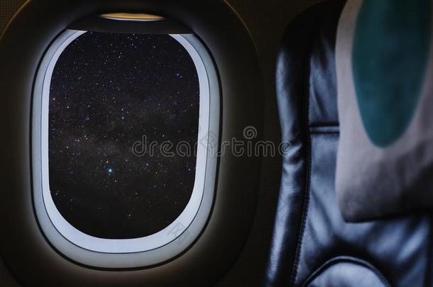 旅行的在旁边天空水平,有样子的通过水平窗享有英语字母表的第2个字母
