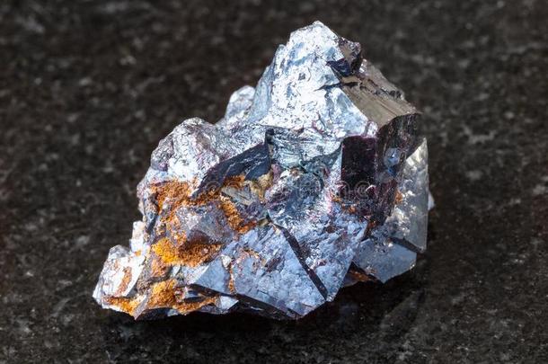 水晶关于铜矿石头向黑的花岗岩