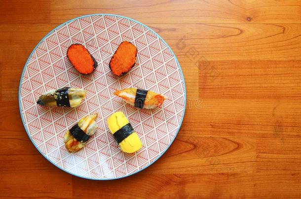 顶看法关于日本人寿司向颜色鲜艳的盘子