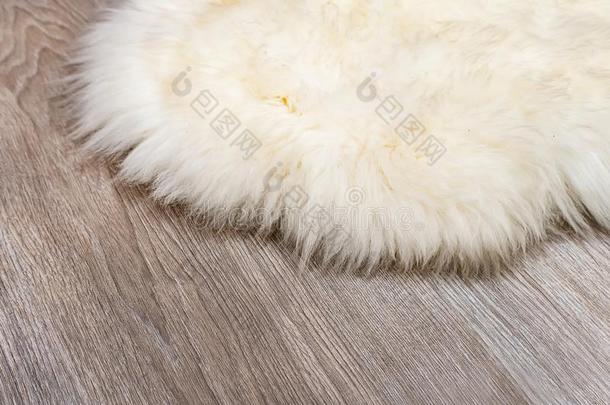 装饰的毛皮地毯向木材地面背景