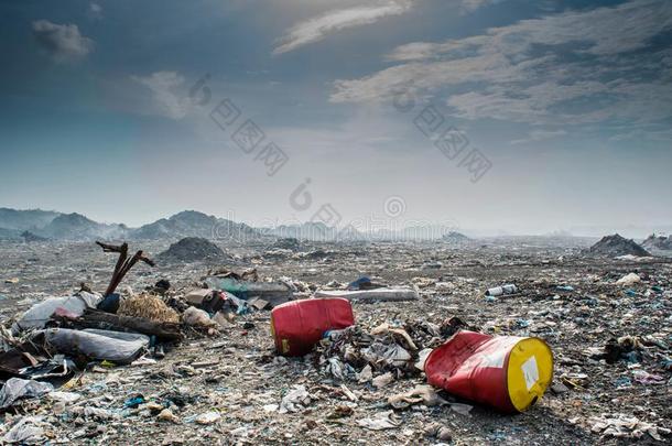 垃圾倾倒风景看法满的关于杂物,塑料制品瓶子和