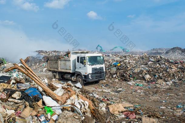 运货汽车在指已提到的人巨大的垃圾倾倒满的关于烟,杂物,塑料制品bowel肠