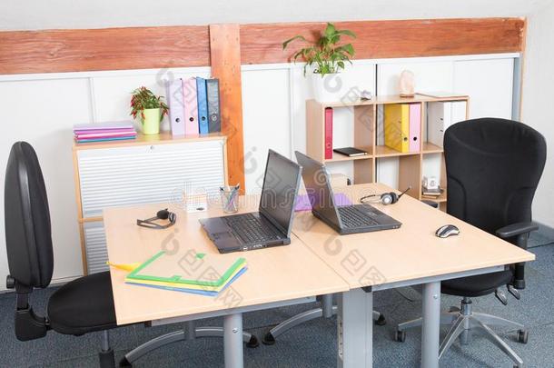 商业总经理孪生儿之一表书桌采用一现代的办公室和书桌