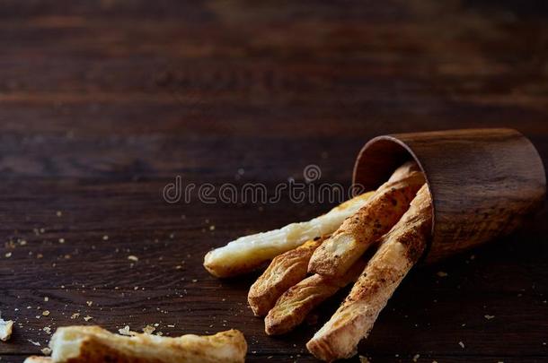美味的面包棒格里西尼向木制的黑暗的背景采用越过
