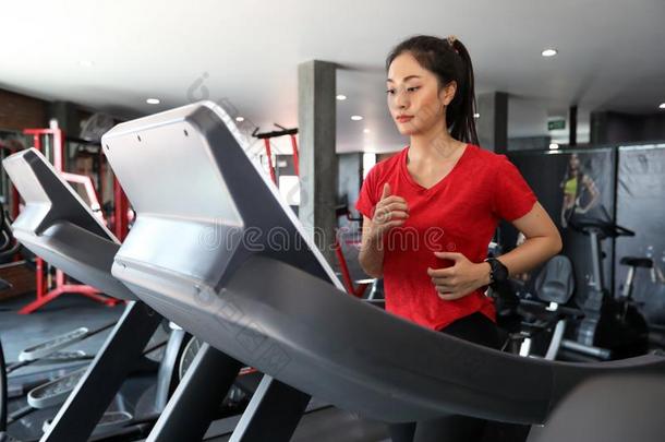 亚洲人女人跑步运动鞋子在指已提到的人健身房在期间一年幼的c一uc一si