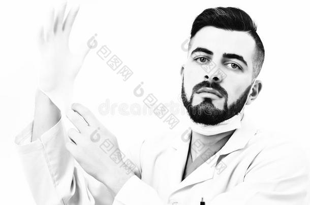 男人和严肃的面容采用实验室上衣向白色的背景