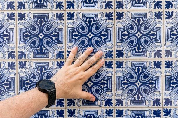 手令人同情的陶器的蓝色榜样瓦片从里斯本,葡萄牙