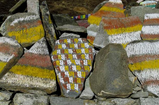 落花生石头和佛教的颂歌采用喜马拉雅,尼泊尔